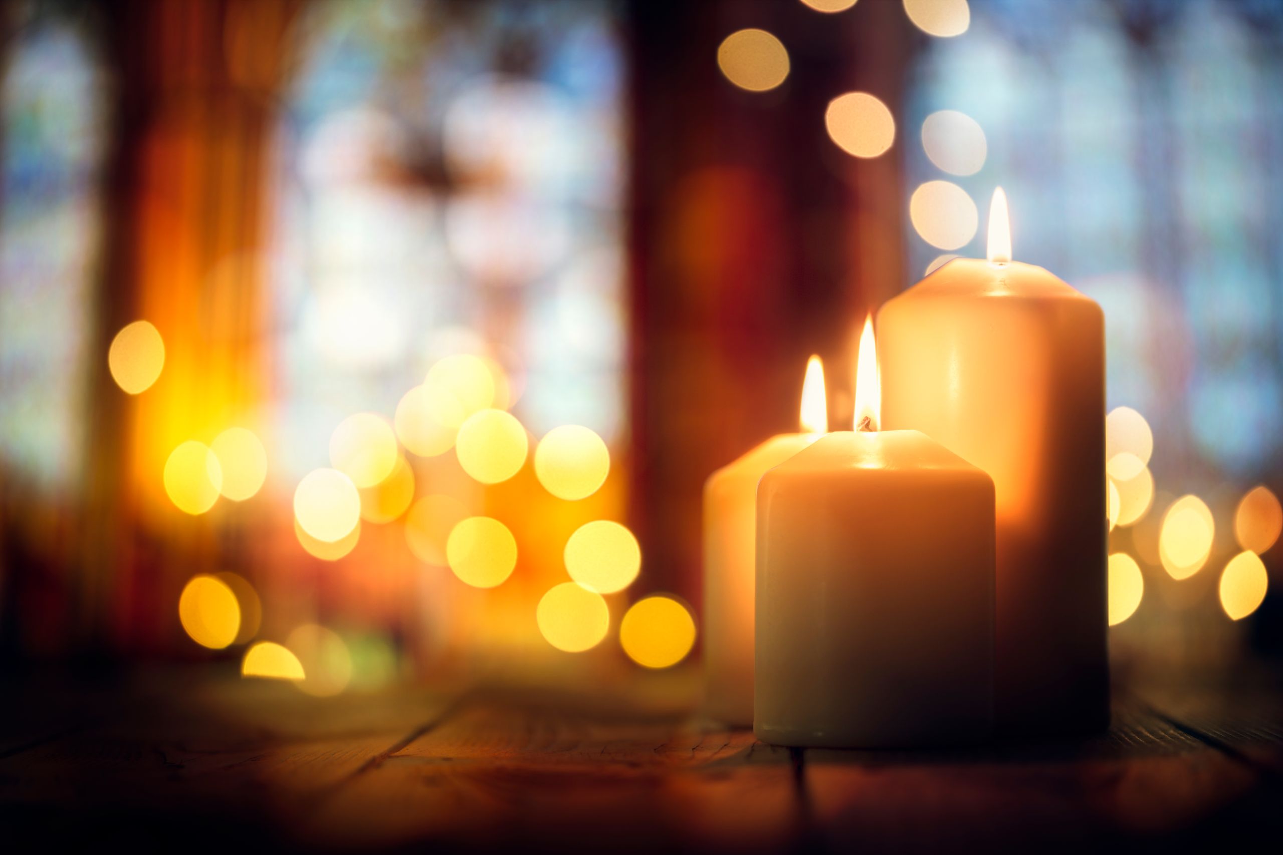 candles holiday decor - avoiding alcohol on the holidays